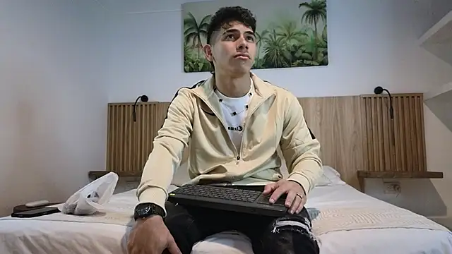 Snapshot of andrew_rose_ chatting on October 24, 2025, 11:23 pm andrew rose online show from October 24, 2025, 11:23 pm