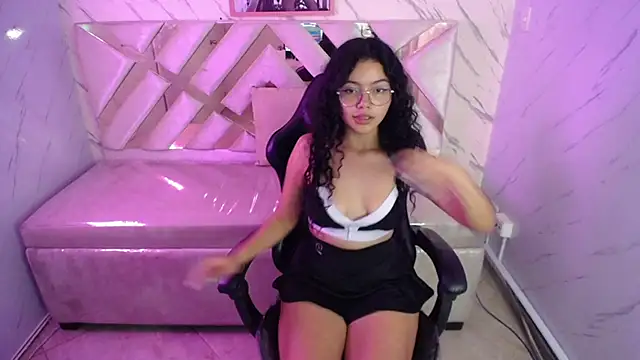 Snapshot of victoria_castillo_b chatting on March 15, 2025, 5:41 am victoria castillo b online show from March 15, 2025, 5:41 am