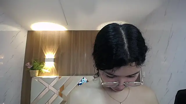 Snapshot of victoria_castillo_b chatting on November 19, 2025, 3:17 am victoria castillo b online show from November 19, 2025, 3:17 am