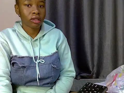 Snapshot of Novah_ chatting on July 7, 2026, 4:44 pm Novah online show from July 7, 2026, 4:44 pm