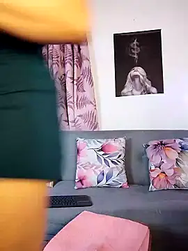 Charlotte Bayron online show from February 5, 2025, 12:20 am