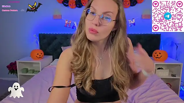 Kelly Hardy online show from October 31, 2025, 1:17 am