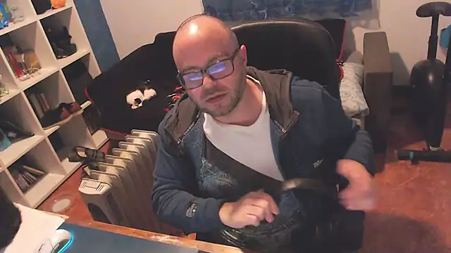 ravingr4d4 online show from February 26, 2025, 9:10 am