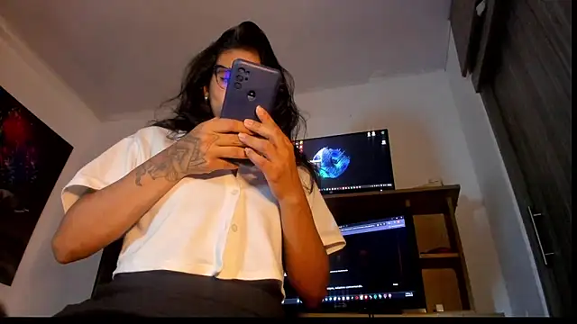 kaamilah online show from October 15, 2025, 4:34 am