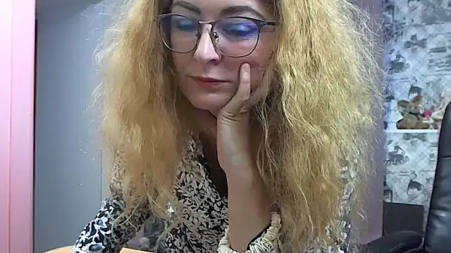 Snapshot of Helen1974 chatting on December 19, 2025, 1:07 pm Helen1974 online show from December 19, 2025, 1:07 pm