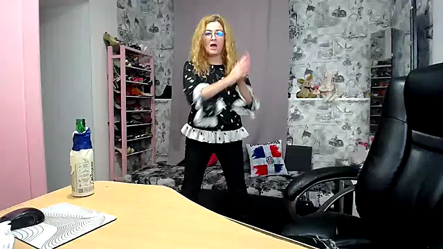 Snapshot of Helen1974 chatting on December 21, 2025, 1:29 pm Helen1974 online show from December 21, 2025, 1:29 pm