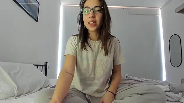 Snapshot of Sophi__a chatting on February 5, 2026, 2:43 pm Sophi a online show from February 5, 2026, 2:43 pm