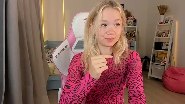 Lily Young online show from October 8, 2025, 4:54 am