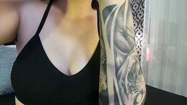 Snapshot of Adeelinee chatting on November 12, 2025, 8:19 pm Adeelinee online show from November 12, 2025, 8:19 pm