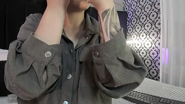 Snapshot of Adeelinee chatting on November 18, 2025, 7:40 pm Adeelinee online show from November 18, 2025, 7:40 pm