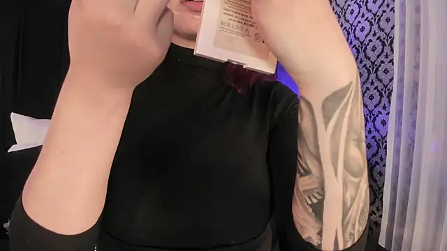 Snapshot of Adeelinee chatting on November 28, 2025, 7:49 pm Adeelinee online show from November 28, 2025, 7:49 pm