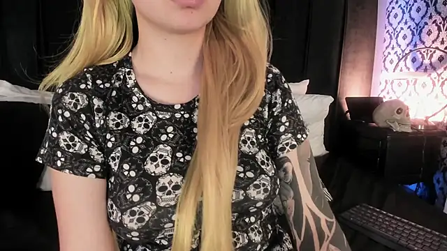 Snapshot of Adeelinee chatting on January 17, 2026, 7:50 pm Adeelinee online show from January 17, 2026, 7:50 pm