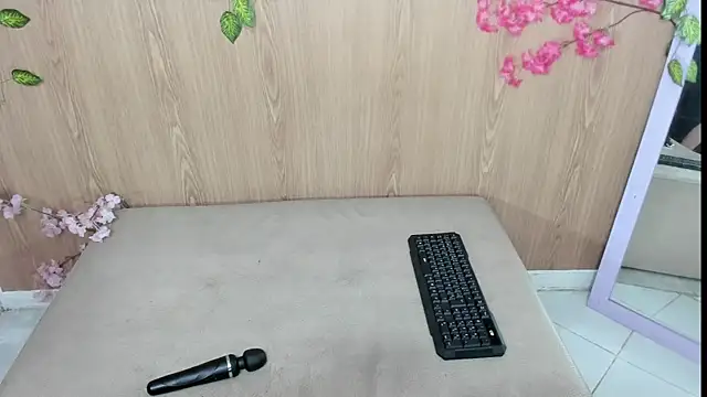 jenelotizz06 online show from May 4, 2026, 12:39 am