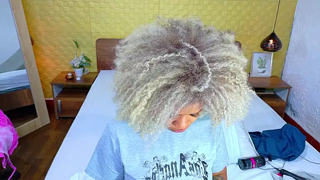 Snapshot of Squirter_pussybomb chatting on December 18, 2024, 2:42 am Squirter pussybomb online show from December 18, 2024, 2:42 am