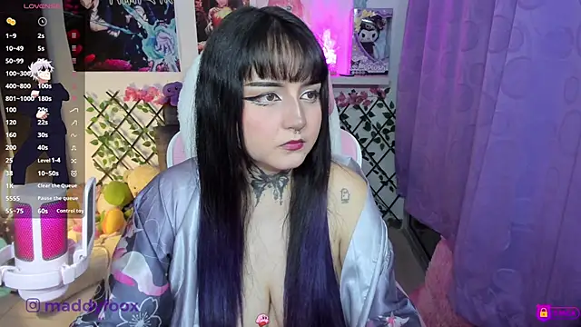 MaddyFooxx online show from April 18, 2026, 11:49 pm