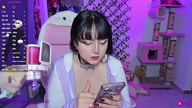 MaddyFooxx online show from June 25, 2026, 11:42 pm