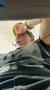 DanielGomez9 online show from January 21, 2025, 9:25 pm