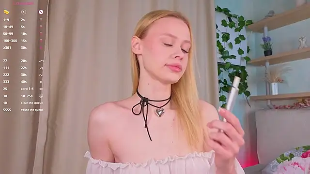 Snapshot of TaraSims chatting on November 10, 2025, 11:48 pm TaraSims online show from November 10, 2025, 11:48 pm