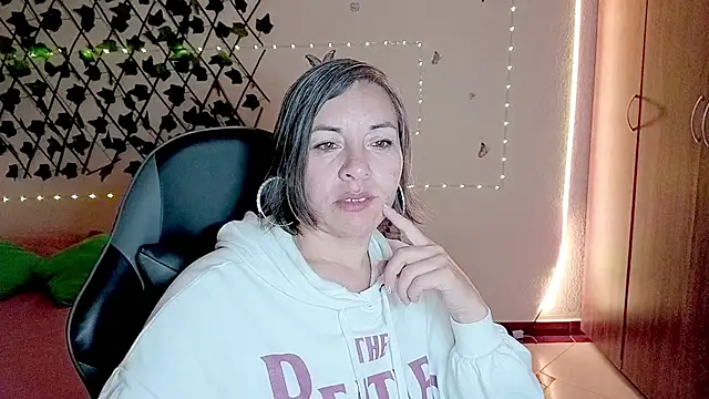 Lady breaks hearts online show from November 14, 2025, 10:25 am