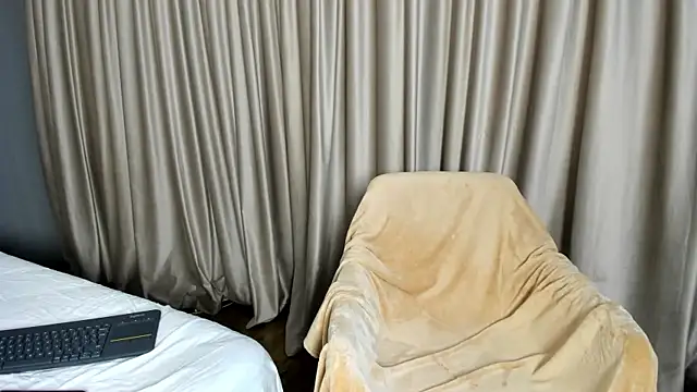 Snapshot of Project-Raven chatting on November 30, 2025, 4:44 pm Project-Raven online show from November 30, 2025, 4:44 pm