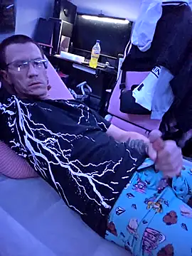 Hatchetwound6969 online show from April 3, 2026, 9:13 pm