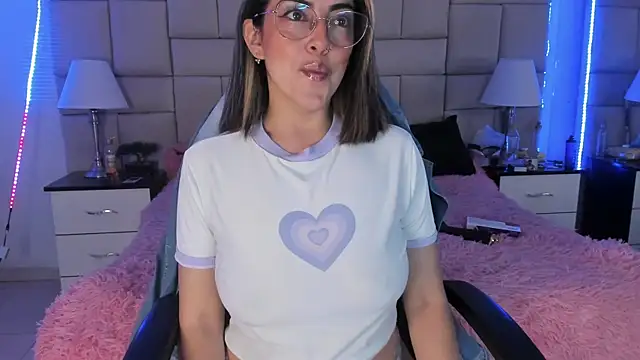 Snapshot of IsisLoveyes_ chatting on December 17, 2024, 9:05 pm IsisLoveyes online show from December 17, 2024, 9:05 pm