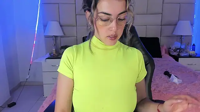 Snapshot of IsisLoveyes_ chatting on December 24, 2024, 12:00 am IsisLoveyes online show from December 24, 2024, 12:00 am