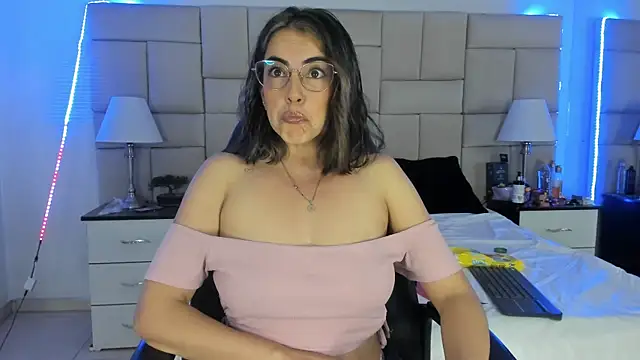 Snapshot of IsisLoveyes_ chatting on January 2, 2025, 12:23 am IsisLoveyes online show from January 2, 2025, 12:23 am