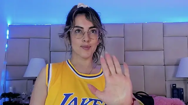 Snapshot of IsisLoveyes_ chatting on March 18, 2025, 12:27 am IsisLoveyes online show from March 18, 2025, 12:27 am