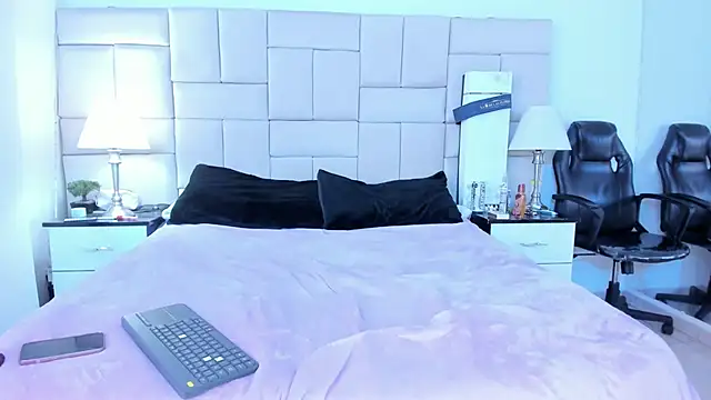 Snapshot of IsisLoveyes_ chatting on November 25, 2025, 12:32 am IsisLoveyes online show from November 25, 2025, 12:32 am