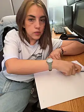 Snapshot of IsisLoveyes_ chatting on January 7, 2026, 3:47 pm IsisLoveyes online show from January 7, 2026, 3:47 pm