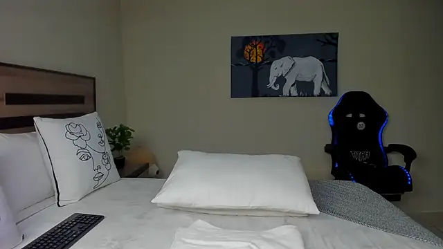 Renee-18 online show from November 16, 2025, 10:48 pm