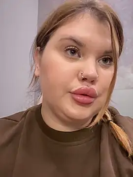 Snapshot of hi_im_Eva chatting on October 5, 2025, 11:30 am hi im Eva online show from October 5, 2025, 11:30 am