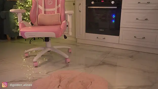 Golden Aline online show from January 8, 2025, 9:12 pm