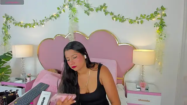 Snapshot of EmmaCrush chatting on September 18, 2025, 8:55 pm EmmaCrush online show from September 18, 2025, 8:55 pm