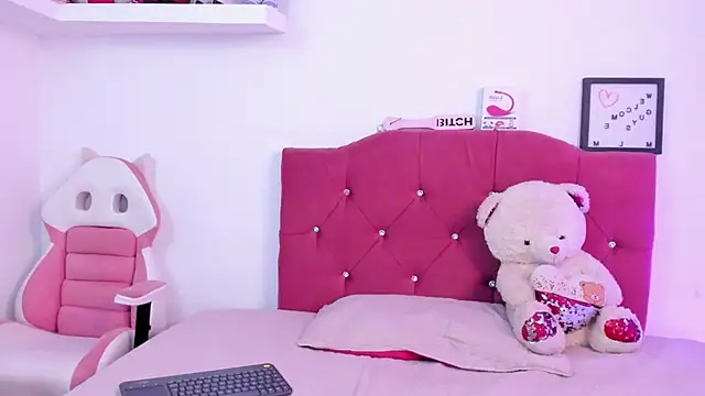 Snapshot of LucianaTomson chatting on January 24, 2025, 12:20 am LucianaTomson online show from January 24, 2025, 12:20 am