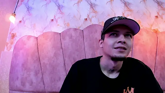 Snapshot of kendalltaylorr chatting on October 15, 2025, 12:05 pm kendalltaylorr online show from October 15, 2025, 12:05 pm