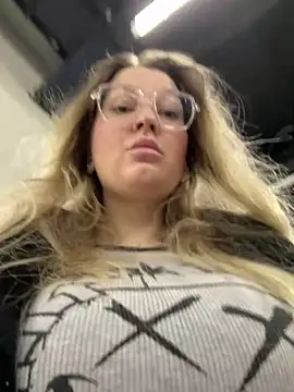 Teya moon  online show from March 6, 2026, 9:50 am