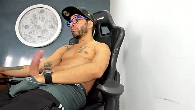 Snapshot of Bryan_Bronx chatting on February 5, 2025, 3:20 pm Bryan Bronx online show from February 5, 2025, 3:20 pm