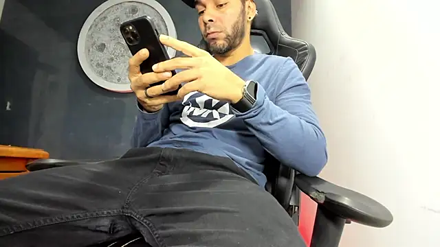 Snapshot of Bryan_Bronx chatting on March 8, 2025, 11:18 pm Bryan Bronx online show from March 8, 2025, 11:18 pm