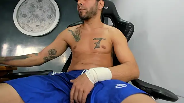 Snapshot of Bryan_Bronx chatting on March 14, 2025, 10:05 pm Bryan Bronx online show from March 14, 2025, 10:05 pm