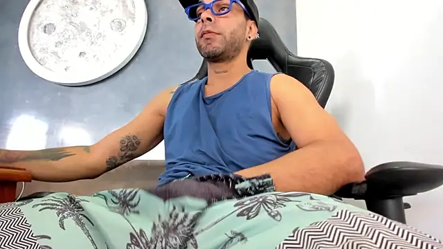 Snapshot of Bryan_Bronx chatting on October 18, 2025, 2:07 pm Bryan Bronx online show from October 18, 2025, 2:07 pm