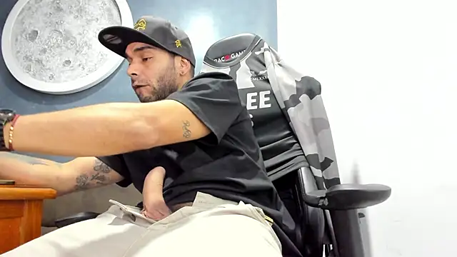 Snapshot of Bryan_Bronx chatting on October 25, 2025, 2:08 am Bryan Bronx online show from October 25, 2025, 2:08 am