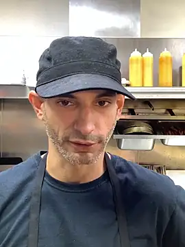 Snapshot of hailzeffn chatting on September 15, 2025, 10:21 pm hailzeffn online show from September 15, 2025, 10:21 pm