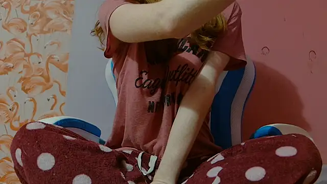 Snapshot of strawberrysmoothie chatting on December 31, 2024, 2:40 am strawberrysmoothie online show from December 31, 2024, 2:40 am