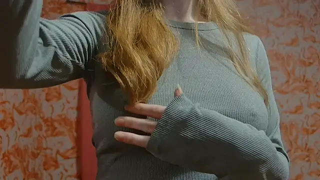 Snapshot of strawberrysmoothie chatting on February 14, 2025, 2:39 am strawberrysmoothie online show from February 14, 2025, 2:39 am