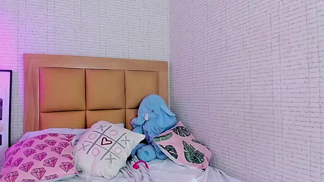 Snapshot of LARSONMIA chatting on January 11, 2025, 5:10 am LARSONMIA online show from January 11, 2025, 5:10 am