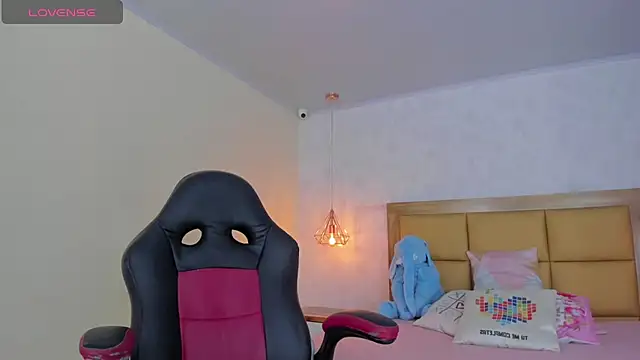 Snapshot of LARSONMIA chatting on March 10, 2025, 12:15 pm LARSONMIA online show from March 10, 2025, 12:15 pm