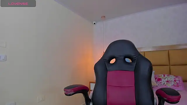 Snapshot of LARSONMIA chatting on March 11, 2025, 12:28 pm LARSONMIA online show from March 11, 2025, 12:28 pm