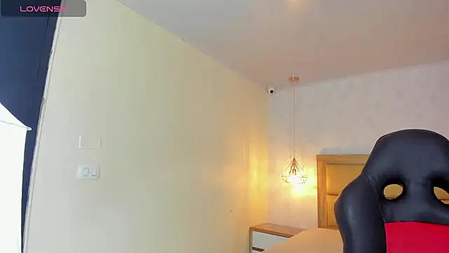 Snapshot of LARSONMIA chatting on November 11, 2025, 12:27 pm LARSONMIA online show from November 11, 2025, 12:27 pm